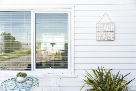 On The Beach Waterfront Apartment - 1 Gold Coast 1