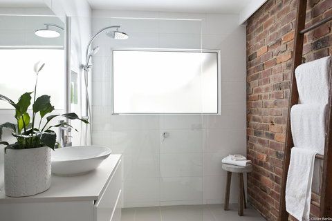 On The Beach Waterfront Apartment - 1 Gold Coast 5