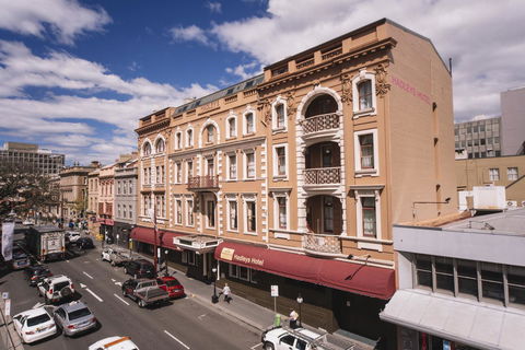 Hadley\'s Orient Hotel - 1 Gold Coast 0