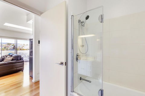 Bellerive Marina View Apartments NO 27 - Accommodation Gold Coast 11
