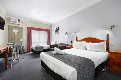 New England Motor Inn - Accommodation Gold Coast 2
