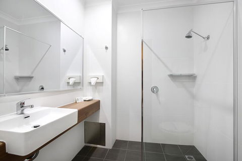 New England Motor Inn - Accommodation Gold Coast 1