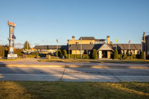 New England Motor Lodge - Accommodation Gold Coast 0