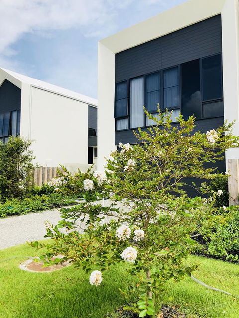 New Spacious Beachside Townhouse - 1 Gold Coast 3