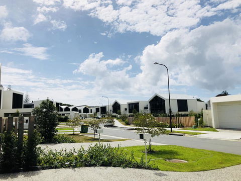 New Spacious Beachside Townhouse - 1 Gold Coast 1