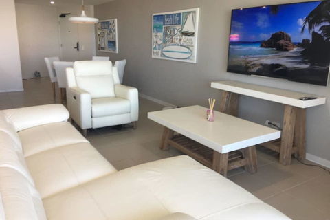 NEW UPMARKET COMFORTABLE 2 Bed, 2 Bath, OCEAN VIEWS, 250m To BUDDINA BEACH! - Accommodation Gold Coast 3