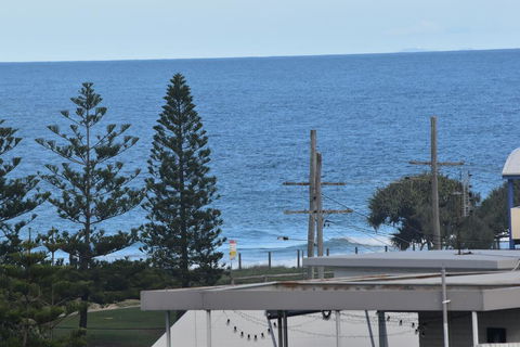 NEW UPMARKET COMFORTABLE 2 Bed, 2 Bath, OCEAN VIEWS, 250m To BUDDINA BEACH! - Accommodation Gold Coast 2