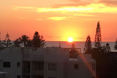 NEW UPMARKET COMFORTABLE 2 Bed, 2 Bath, OCEAN VIEWS, 250m To BUDDINA BEACH! - Accommodation Gold Coast 1