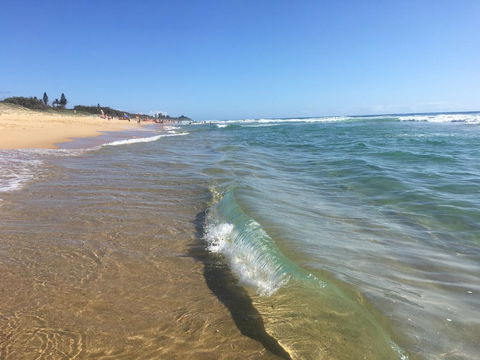 NEW UPMARKET COMFORTABLE 2 Bed, 2 Bath, OCEAN VIEWS, 250m To BUDDINA BEACH! - Accommodation Gold Coast 0
