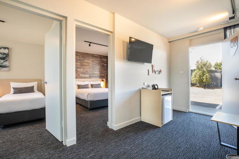 Nightcap At Westside Hotel - Gold Coast 4U 3