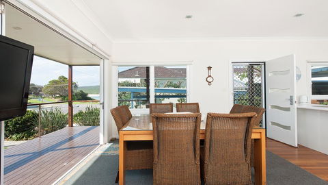No. 1 Fingal Bay Beach House - The Little Abode - Gold Coast 4U 1