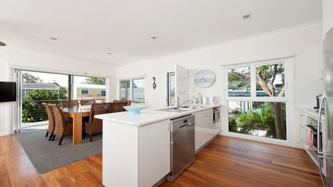 No. 1 Fingal Bay Beach House - The Little Abode - Gold Coast 4U 3