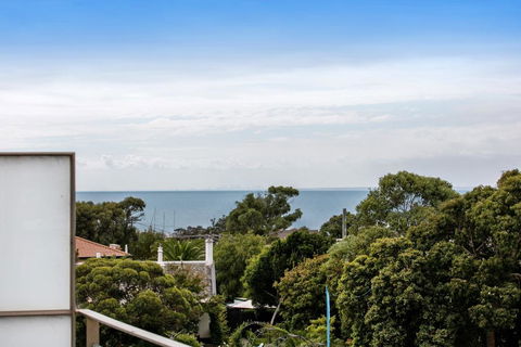 NORTH POINT RETREAT - MORNINGTON - Accommodation Gold Coast 2