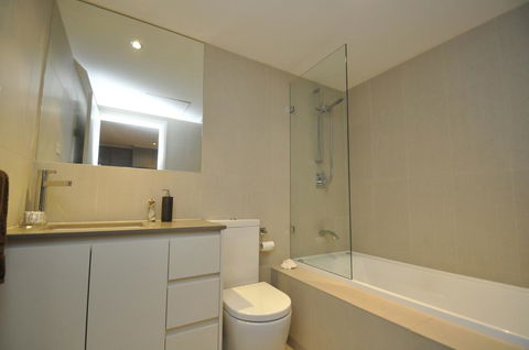 NORTH SYDNEY FULLY SELF CONTAINED MODERN 2 BED APARTMENT (16WAL) - Accommodation Gold Coast 3