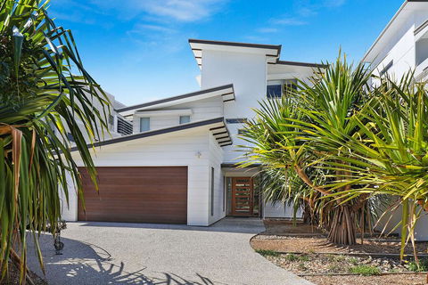 NORTHSHOR- ULTIMATE BEACH HOUSE - Accommodation Gold Coast 1