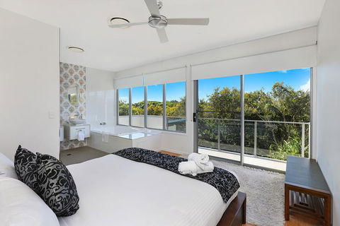NORTHSHOR- ULTIMATE BEACH HOUSE - Accommodation Gold Coast 2