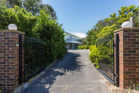 Ocean Breeze Retreat - With Spa And Space - Accommodation Gold Coast 1