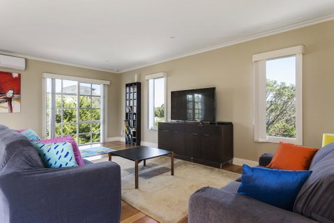 Ocean Breeze Retreat - With Spa And Space - Accommodation Gold Coast 2