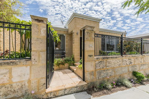 Ocean Keys Cottage - Free WiFi - Accommodation Gold Coast 0