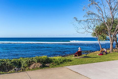 OCEAN WAVES - WiFi - Accommodation Gold Coast 2