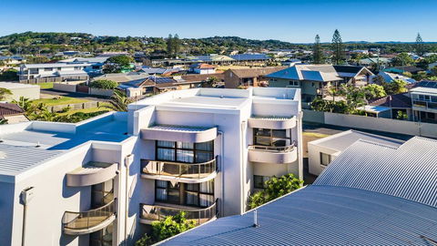 OCEAN WAVES - WiFi - Accommodation Gold Coast 0