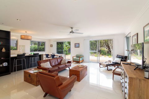 Oceanic Dr 133 - WHALE WATCHERS DELIGHT - Gold Coast 4U 2