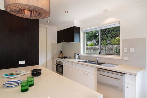 Oceanic Dr 133 - WHALE WATCHERS DELIGHT - Gold Coast 4U 1