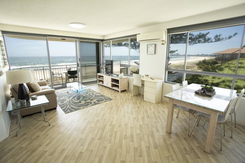 Oceanside Resort - Absolute Beachfront Apartments - Accommodation Gold Coast 2