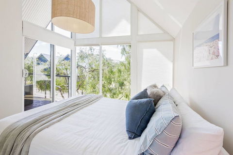 ON THE BEACH - Villa Over The Road From The Beach - Accommodation Gold Coast 0