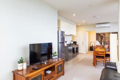 ON TOP OF THE WORLD - BEST VIEWS IN MELBOURNE !! - Accommodation Gold Coast 3