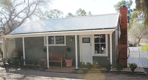 Outback Cellar & Country Cottage - Gold Coast 4U 2
