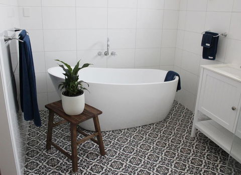 Outback Cellar & Country Cottage - Gold Coast 4U 3