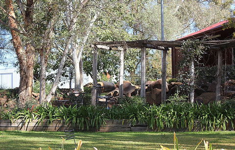 Outback Cellar & Country Cottage - Gold Coast 4U 1