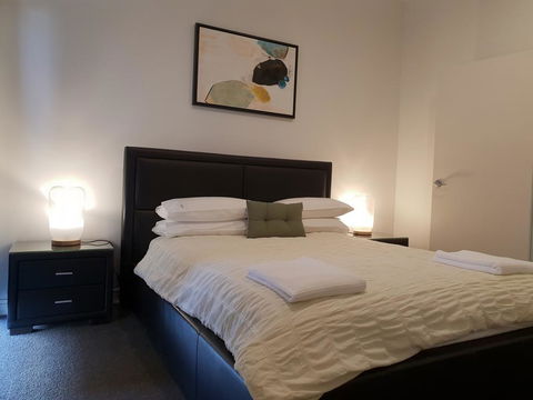 Pakenham Palace - Two Bedroom Converted Warehouse Apartment - Accommodation Gold Coast 2