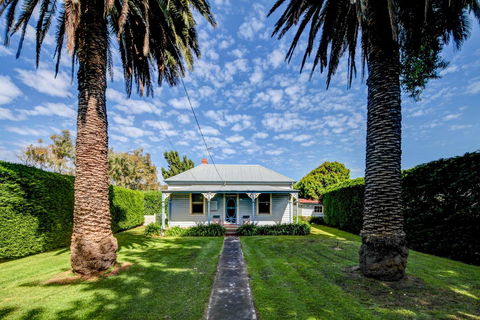 Palm Cottage - Pet Friendly Victorian Cottage - Gold Coast 4U 0