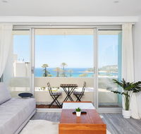 Panoramic Ocean Views in Stylish Manly Apartment - Gold Coast 4U