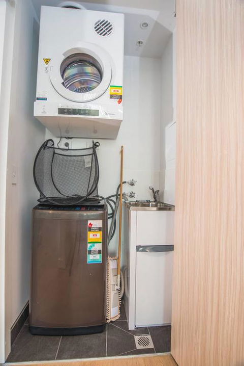 Perfect Location, CBD 2Bed2Bath APT, Parking, Wifi - Gold Coast 4U 3
