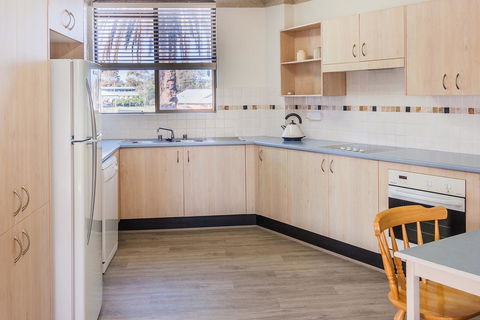 PERFECTLY POSITIONED BEACHFRONT APARTMENT-GREAT LOCATION WITH OCEAN VIEWS - Accommodation Gold Coast 1