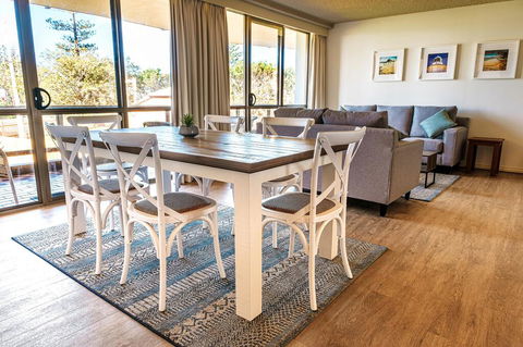 PERFECTLY POSITIONED BEACHFRONT APARTMENT-GREAT LOCATION WITH OCEAN VIEWS - Accommodation Gold Coast 2