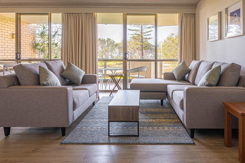 PERFECTLY POSITIONED BEACHFRONT APARTMENT-GREAT LOCATION WITH OCEAN VIEWS - Accommodation Gold Coast 3