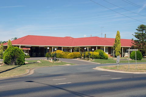 Pines Country Club Motor Inn - Accommodation Gold Coast 1
