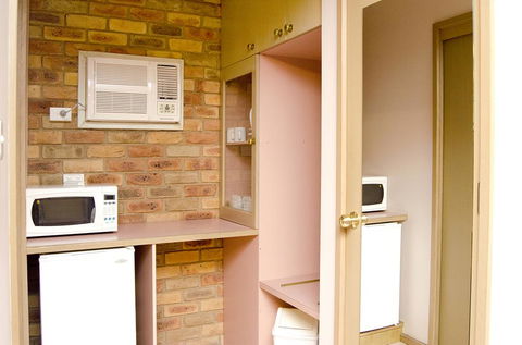 Pines Country Club Motor Inn - Accommodation Gold Coast 0