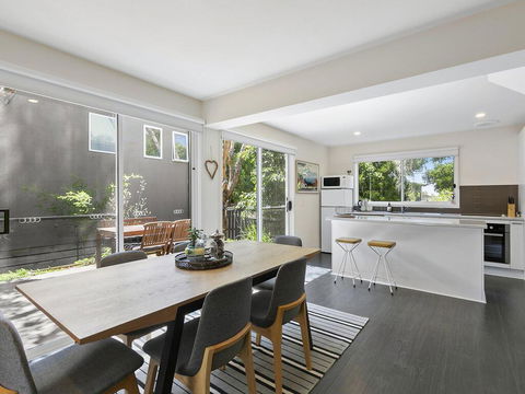 Point Roadknight Paradise Villa 6 - Accommodation Gold Coast 0
