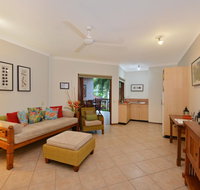 Poolside  Hibiscus - Accommodation Gold Coast