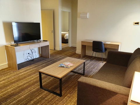 Porter's Plainland Hotel - Gold Coast 4U 1