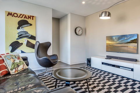 Professional Living Minutes From The City - Gold Coast 4U 0