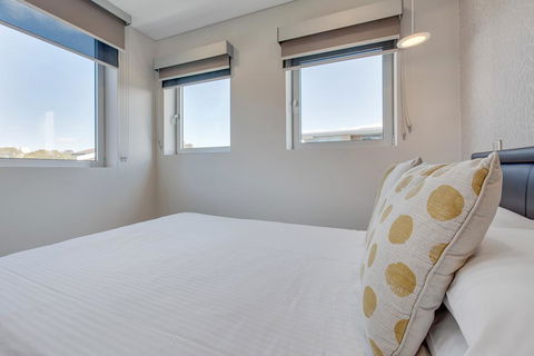 Professional Living Minutes From The City - Gold Coast 4U 3