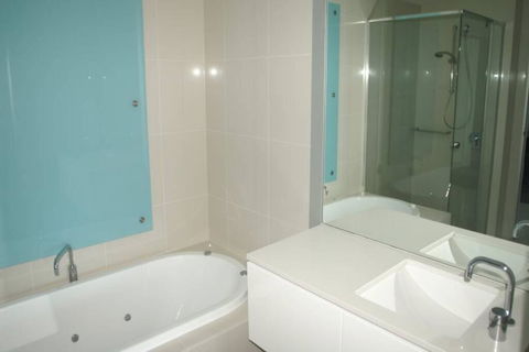 Q1 1 Bedroom Apartment On 30th Floor - Accommodation Gold Coast 2