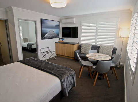Quays Hotel - Accommodation Gold Coast 2