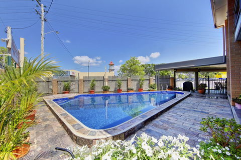 Raintree Motel - Gold Coast 4U 1